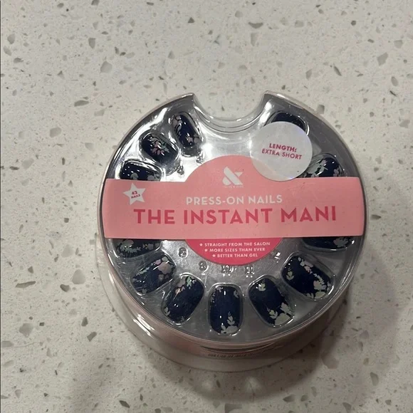 Olive and Ivy Press-On Nails - The Instant Mani - Limited Edition Navy Floral - Picture 3 of 3